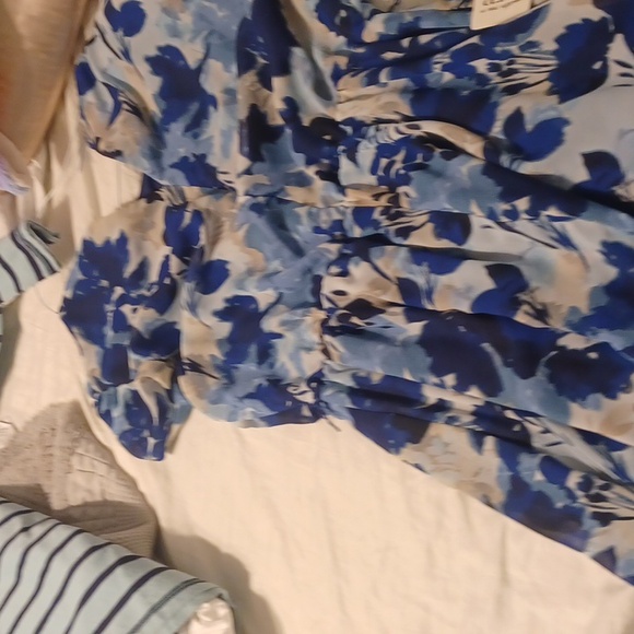 Shirts and a dress that I don't wear any more - Picture 5 of 6